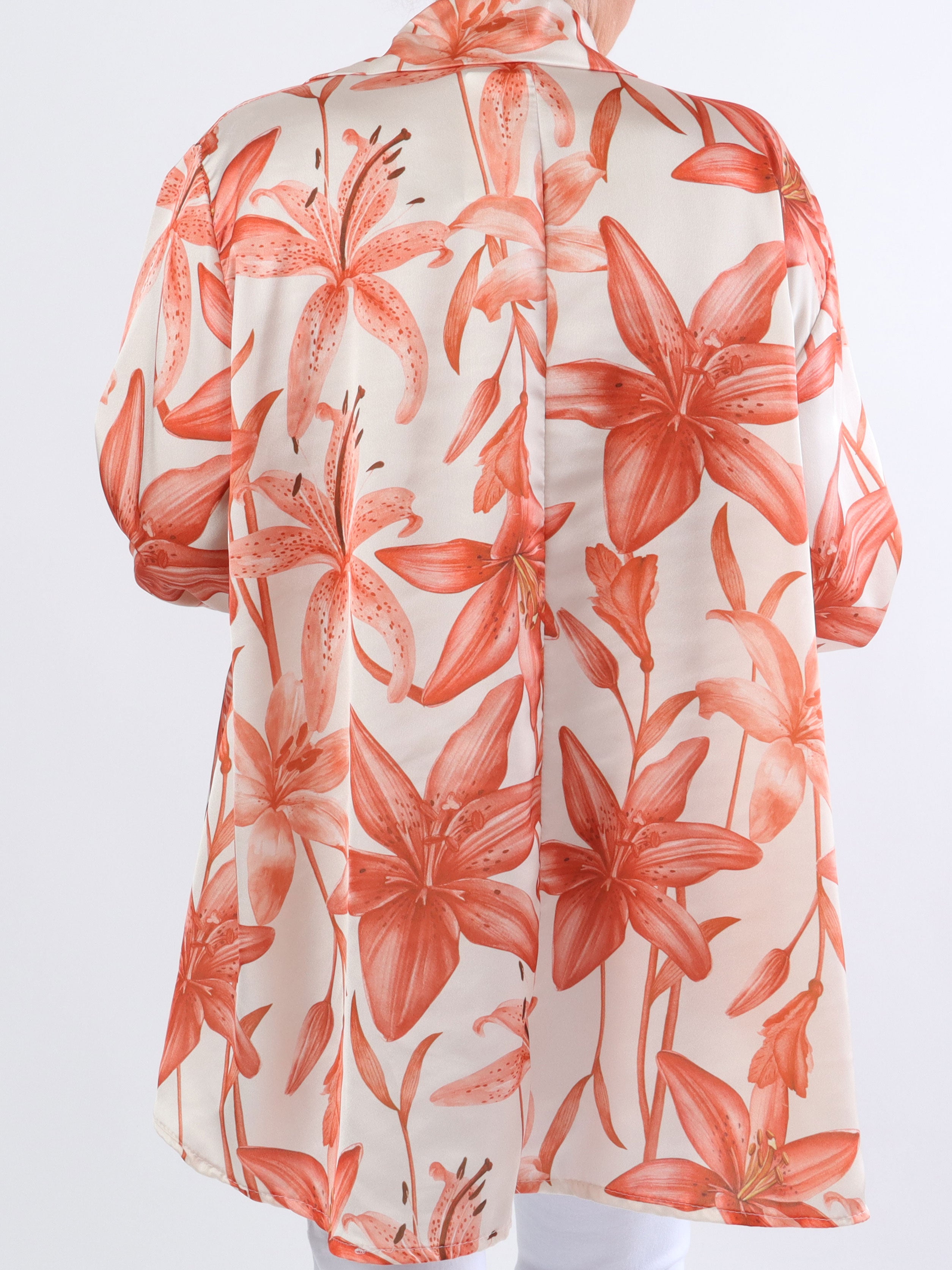 Paradise - Sød plus size skjorte i silkelook med liljemotiver